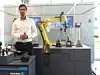 Daniel Mayer, Produktmanager Bearbeitung mit dem Roboter bei Schunk während einer Live-Demo mit einem Roboter