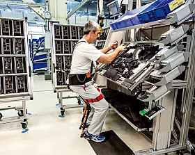 Ohne Stuhl sitzen: Die Schweizer Start-up-Firma Noonee hat eine ebenso einfallsreiche wie einfache Lösung entwickelt, um Beine und Rücken zu entlasten – den Stuhl ohne Stuhl. Anders als bei anderen Exoskelett-Konzepten halten die Akkus des „Chairless Chair“ nicht wenige Stunden, sondern viele Tage - nicht zuletzt wegen des sparsamen Energieverbrauchs von leistungsfähigen Kleinstmotoren.