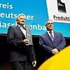 Der Preis Deutscher Maschinenbau geht 2023 an Axel Barten. Der Preis wurde ihm von PRODUKTION-Chefredakteur Claus Wilk überreicht.