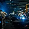 Arbeiter in der Metallindustrie beim Schweißen