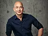 Platz 2: Er startete mit einer Online Buchhandlung und ist nun der zweitreichste Mensch der Welt:Jeff Bezos. Auch Amazon hat sich weiterentwickelt und ist inzwischen eines der größten E-Commerce- und Cloud-Computing-Unternehmen der Welt. Bezos ist außerdem Gründer des Raumfahrtunternehmens Blue Origin und Eigentümer der Washington Post. Sein Vermögen betrug am 20. Januar 2025 knapp 240 Milliarden US-Dollar.