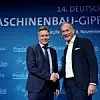 Maschinen- und Anlagenbau trifft Politik: Auf dem 14. deutschen Maschinenbau-Gipfel konnte die Branche Ihre Forderungen anbringen und erhielt Antworten hochrangiger Politiker. Im Bild: Bundeswirtschaftsminister Robert Habeck und VDMA-Präsident Karl Haeusgen.