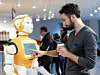 Ein Mann interagiert mit dem sozialen Roboter ARI von PAL Robotics