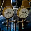Auf dem Bild sind zwei Manometer einer alten Druckluftanlage zu sehen.