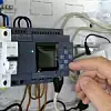 Hand und SPS: Programmierung und Test einer SPS. PLC Steuerung