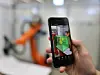 Smartphone mit installierter KUKA.MixedReality-App