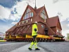 Eine Kirche auf Rädern: Auf zwei Zügen selbstfahrender modularer Transporter (SPMTs), jeweils mit 28 Achsen, zieht die historische Holzkirche von Kiruna fünf Kilometer ins neue Stadtzentrum um.