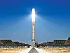 Desertec, Wüstenstrom, 2.650 Sonnenspiegel bündeln das Licht auf den zentralen Turm. Dort wird eine Salzlösung erhitzt, mit der dann eine Dampfturbine angetrieben wird