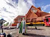 Ein Moment mit Symbolkraft: Während die Kirche noch auf dem Transporter ruht, wird sie mit einer feierlichen Zeremonie in ihrer neuen Umgebung willkommen geheißen.