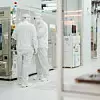 Einblick in den Reinraum der neuen High-Tech-Chipfabrik von Infineon in Villach, Österreich
