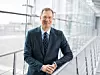Festo-CEO Oliver Jung, der Anzug und Krawatte trägt.
