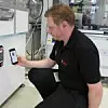 Florian Hubrig von Bosch identifiziert mittels Handy-App ein Bauteil an einer Maschine