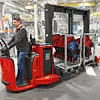 Routenzugfahrer fährt einen Trolley Supply Truck. Dieser ist ein Fahrzeugkonzept von Linde MH, das die Vorteile eines Logistikzugs mit denen eines Gabelstaplers verbindet