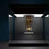 Goldener Quantencomputer in einer Vitrine