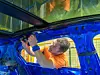 Ein Ford-Mitarbeiter arbeitet im Rohbau an der Panoramadach-Montage