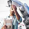 Ingenieur wartet einen Roboterarm.