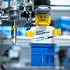Bei Bosch Rexroth hat ein Roboter ein Lego-Männchen zusammengebaut.