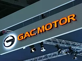 Platz 9: GAC. Die Guangzhou Automobile Group Co., Ltd.  ist bekannt für die Produktion von Fahrzeugen unter eigenen Marken wie Trumpchi, Aion, Hyptec und Hycan sowie für Joint-Ventures mit internationalen Marken. Im Jahr 2025 setzte das Unternehmen 1,72 Mio. Fahrzeuge ab.