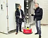 Prof. Dr.-Ing. Martin Kipfmüller (l.) und Prof. Dr.-Ing. Bernd Langer von der Hochschule Karlsruhe mit einem Roboter