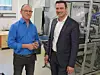 RP-Geschäftsführer Rolf Koch (links) freut sich mit teamtec-Vertriebsleiter Claudio Lista über die neue BIGLIA-Fertigungszelle und die hochwertigen Bearbeitungsergebnisse.