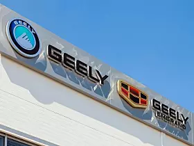 Platz 3: Die 1986 gegründete Geely Holding Group setzte 2025 nach CAAM-Daten rund 3,60 Mio. Fahrzeuge ab. Zum Markenportfolio gehören unter anderem Geely, Geely Galaxy, Zeekr und Lynk & Co. Zur Holding zählen außerdem Volvo Cars, Polestar und Lotus.