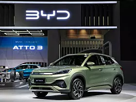 Platz 1: BYD:Der 1995 in Shenzhen gegründete Automobilkonzern BYD setzte 2025 rund 4,60 Mio. Fahrzeuge ab und führte damit das Ranking der größten chinesischen Hersteller an. Zum Portfolio gehören unter anderem die Modelle Han, Seal, Dolphin, Tang, ATTO 3 und Yuan UP sowie die Premium-Marke Yangwang.