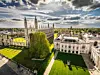 Platz 5: Die University of Cambridge (UK). Cambridge ist eine der ältesten und renommiertesten Universitäten der Welt. Besonders in den Naturwissenschaften, Mathematik und Philosophie glänzt die Universität mit exzellenter Forschung. Sie hat über 100 Nobelpreisträger hervorgebracht und ist bekannt für bahnbrechende Innovationen in Physik und Biotechnologie. Sie erreicht 97,4 im Times-Ranking.
