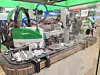 KI-Maschine, die Chips aus Elektrogeräten recycelt, am Stand von Schneider Electric