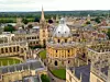 Platz 1: Die Oxford University (UK). Oxford, als älteste Universität der englischsprachigen Welt, ist ein globales Zentrum für Geistes- und Naturwissenschaften. Die Universität ist für ihre Forschungsarbeit in den Bereichen Literatur, Geschichte und Politik weltweit anerkannt. Mit zahlreichen Forschungszentren setzt Oxford auf interdisziplinäre Zusammenarbeit. Oxford erreicht im Times-Ranking 2025 einen Score von 98,5.