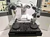 ABB_Roboter imitiert einen DJ mit einem Turntable von Pioneer DJ.