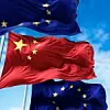 Wehende Flaggen der EU und Chinas: China engagiert sich in internationalen Standardisierungsorganisationen