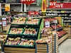 Ein Obstregal im Supermarkt, Handel