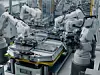 Herstellung von Elektroautos im automatisierten Fertigungsprozess. Industrieroboterarme bauen Lithium-Ionen-EV-Batteriepaket zusammen.