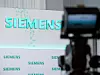 Siemens Schriftzug, davor steht eine Kamera