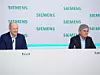 Der scheidende CEO Joe Kaeser (rechts) und sein Nachfolger Roland Busch auf der Jahrespressekonferenz. Die beiden Sitzen an einem langen Tisch.