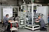 Mitarbeiter von ZBV-Automation bauen am Standort Troisdorf eine Maschine entsprechend dem