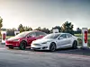 Zwei Tesla Modelle tanken am