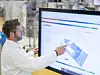 Bosch-Mitarbeiter zeigt auf einen Laptop mit einer Grafik.