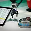 Tablet kontrolleiert den Prozess einer automatisierten Montage mittels Robotik ab