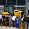 Team Caterpillar und Zeppelin vor Rebuild der Cat-Raupe: Jens Mewes, leitender Verkaufsrepräsentant bei Zeppelin, Lars Käselau, Zeppelin Niederlassungsleiter, Lukas Krischer, Zeppelin Servicemitarbeiter, Oliver Novy, Zeppelin Servicemitarbeiter, Sebastian Fälchle, Zeppelin Serviceberater, Timm Fründt, Zeppelin Serviceleiter, Olaf Gievers und Olaf Rauscher, Koops-Mitarbeiter, Tino Gäbert, Koops-Geschäftsführer des Kieswerks Zarrentin, und Bernd Meyer, Koops-Betriebsleiter (von links).