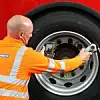 Michelin-Techniker beim Auslesen der Daten eines Lkw-Reifen. So werden Wartung und Instandhaltung für das Flottenmanagement leichter!