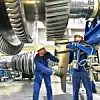 Techniker im Maschinenbau montieren eine Gasturbine für die Energiewirtschaft