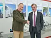 Nach Vertragsunterzeichnung ein partnerschaftliches Treffen vor Ort in Altenstadt: Karl Haeusgen, CEO Hawe Hydraulik (links) und Dr. Jürgen Zeschky, CEO der Hoerbiger Holding AG. -