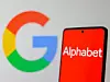 Platz 2: Alphabet Inc. ist der Mutterkonzern von Google und einer der größten Technologiekonzerne weltweit. 2015 hat Alphabet sich als Holding-Struktur gegründet. Damit wollte man Google und andere Geschäftsbereiche besser organisieren und verwalten. Alphabet hat seinen Hauptsitz in Mountain View, Kalifornien, USA, und erwirtschaftete 2023 einen Umsatz von 282,8 Milliarden Dollar. Google ist die wichtigste Tochterfirma und das Herzstück von Alphabet sowie der unangefochtene Marktführer unter den Internet-Suchmaschinen. Außerdem betreibt Alphabet das weltweit größte Videoportal YouTube und ist auch ganz vorne mit dabei, wenn es um digitale Werbung geht. Google Cloud ist eine der größten Cloud-Plattformen weltweit. Unternehmen können dort Cloud-Dienste, Datenverarbeitung und maschinelles Lernen nutzen. Verily und Calico sind zwei Unternehmen, die sich mit Gesundheitstechnologien und Biowissenschaften befassen. Alphabet steckt viel Geld in Zukunftstechnologien wie Künstliche Intelligenz, Maschinelles Lernen und autonome Systeme.