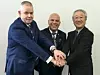 Neuer Präsident der International Federation of Robotics (IFR) ist Junji Tsuda, Representative Director Chairman of the Board der Yaskawa Electric Corporation (rechts). Mit ihm auf dem Foto sind der neue Vizepräsident Steven Wyatt und der bisherige Präsident Joe Gemma.
