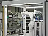 Industrieroboter von Mitsubishi Electric in einer Roboterzelle