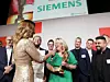 Das Bild zeigt das Sieger-Werk von Siemens zusammen mit Moderatorin Katrin Müller-Hohenstein.