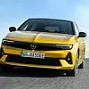 Ein gelb-goldener Opel Astra rast über die Straße.