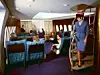 Die 747 war damals nicht nur für ihre technischen Errungenschaften, sondern auch für ihren Glamour bekannt. Mit einer Lounge, Cocktailservice und manchmal sogar einem Klavier versprach sie ein elegantes, entspannendes Reiseerlebnis.
