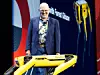 Marc Raibert mit dem Boston-Dynamics-Roboter Spot.